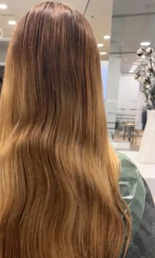 Vorher: langes, glattes Haar